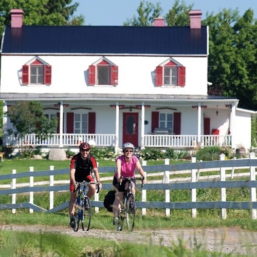 couple biking on ile d'Orleans
