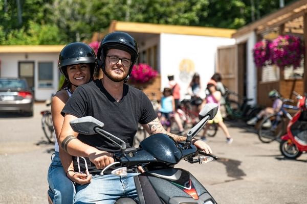 couple sur un scooter double en location