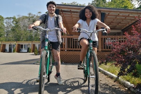 couple en vélo sur l'ile d'orléans