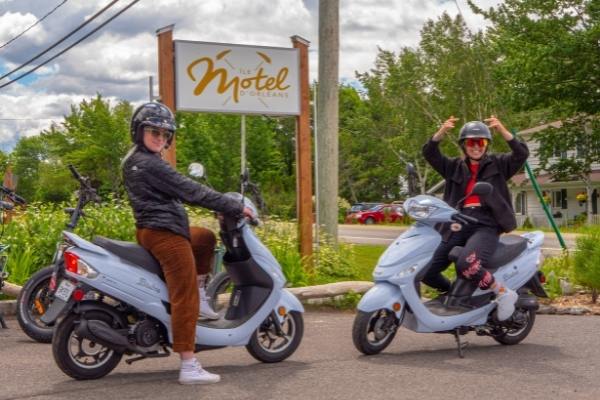 deux filles en scooter