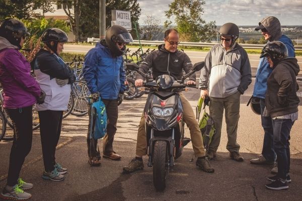 guide avec un groupe en scooter