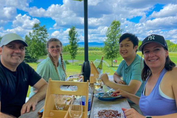 groupe qui boit du vin à l'ile d'Orleans